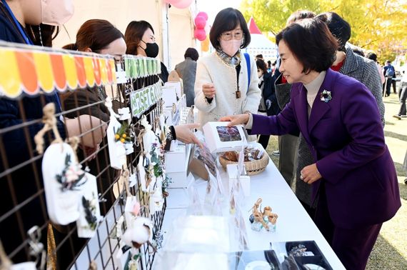 이행숙 인천시 문화복지정무부시장이 26일 시청 앞 인천애뜰에서 열린 '2022 인천 노인일자리 한마당'에서 노인일자리 생산품을 살펴보고 있다.