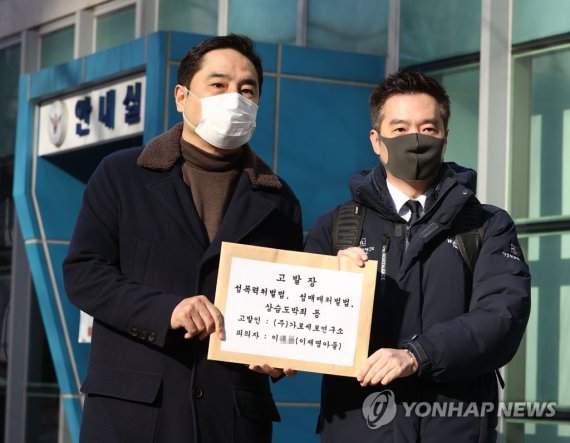 이재명 아들 고발하는 가세연 이재명 아들 고발하는 가세연 (서울=연합뉴스) 류영석 기자 = 유튜브 채널 가로세로연구소(가세연)를 운영하는 강용석 변호사와 김세의 전 MBC기자가 17일 오후 서울 종로구 서울경찰청에서 더불어민주당 이재명 대선후보의 아들을 상습도박, 국민체육진흥법 위반 등의 혐의로 고발하기 위해 이동하고 있다. 2021.12.17 ondol@yna.co.kr (끝)