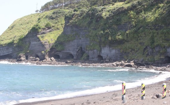 송악산 해안의 일본군이 파 놓은 진지갱도.