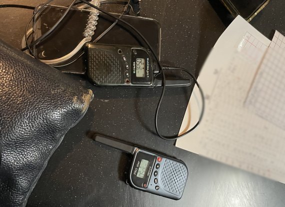 지난 13일 울산 삼산동 성매매 업소 현장에서 발견된 장부와 무전기. (울산경찰청 제공)