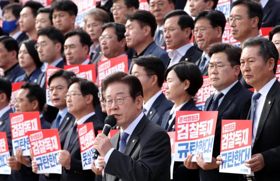 이재명 더불어민주당 대표가 26일 서울 여의도 국회 앞 본청 계단에서 열린 민생파탄·검찰독재 규탄대회에서 발언을 하고 있다. (공동취재사진) 뉴시스.