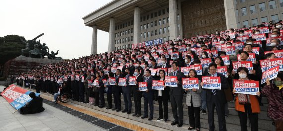 이재명 더불어민주당 대표를 비롯한 의원들이 26일 서울 여의도 국회 본청 앞 계단에서 민생파탄·검찰독재 규탄대회를 하고 있다. (공동취재사진) 뉴시스.