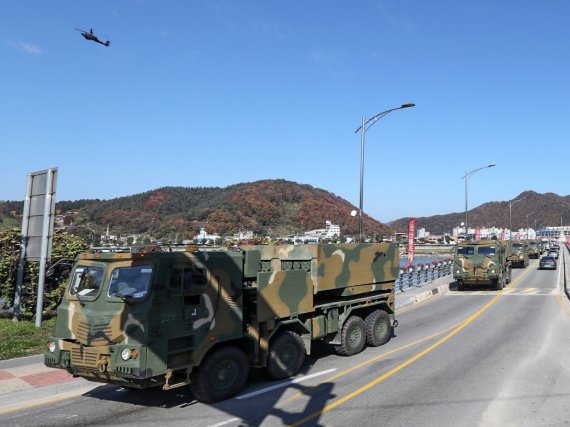 호국·화랑훈련 셋째 날인 26일 강원 화천군 일원에서 육군 2군단 2포병여단 천룡대대가 전면전 상황을 가정해 240㎜ 다연장로켓 K-239 '천무'를 동원해 전투준비태세에 돌입하고 있다. 사진=육군 2군단 제공