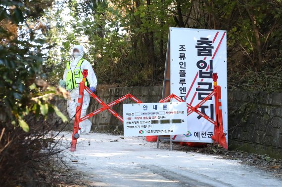 최근 고병원성 조류인플루엔자(AI) 확진과 관련해 가축위생방역지원본부 관계자들이 농장 입구를 통제하고 있다. /사진=뉴스1