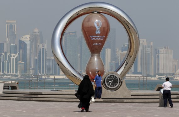 오는 11월 20일(현지시간) 월드컵 경기가 열리는 카타르 도하에서 26일 시민들이 월드컵 기념탑을 배경으로 기념촬영을 하고 있다. 로이터연합
