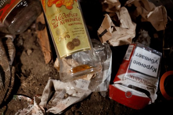 Russian alcohol and cigarettes are seen discarded inside a former Russian trench, amid Russia's attack on Ukraine, in Dovhalivka, Ukraine, October 22, 2022. REUTERS/Clodagh Kilcoyne /REUTERS/뉴스1 /사진=뉴스1 외신화상