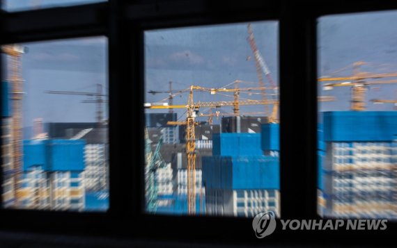 건설업계 자금조달 비상, 채권시장 유동성 공급 효과볼까? 건설업계 자금조달 비상, 채권시장 유동성 공급 효과볼까? (서울=연합뉴스) 황광모 기자 = 연이은 금리 인상과 부동산 경기 악화로 인한 부동산 프로젝트파이낸싱(PF) 대출 기피와 '레고랜드' 발 채권 시장의 불안으로 투자심리가 얼어붙어 제2금융권과 건설업체들의 회사채 발행을 통한 자금 확보에 비상이 걸렸다. 요동치던 채권시장은 정부의 50조에 달하는 유동성 공급 대책 발표 직후인 24일 다소 진정국면을 보이면서 소강상태에 들어갔지만, 시장 참여자들은 당분간 당국과 경제 동향을