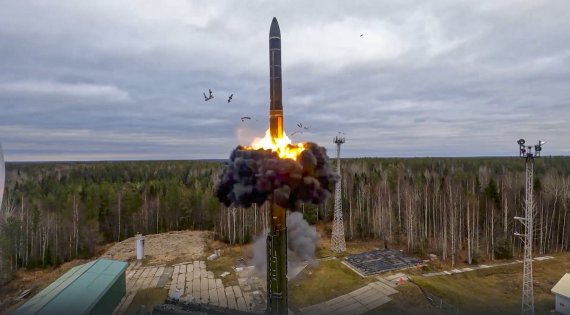 러시아 국방부가 지난해 10월 러시아 북서부 플레세츠크 발사장에서 대륙간탄도미사일(ICBM)을 시험 발사한 모습을 공개했다. 푸틴 대통령이 러시아 전략 핵부대의 탄도미사일 및 순항미사일 시험발사 훈련을 참관했다. 뉴시스