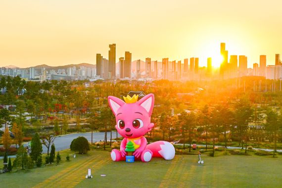 국립세종수목원 축제마당에 전시된 18m높이의 대형 핑크퐁 인형.