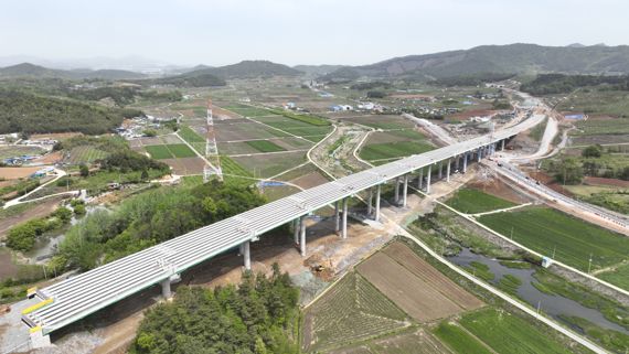 전남 완도군이 '더 가까운 교통망 구축'으로 지역 발전을 앞당기기 위해 광주~완도 고속도로 2단계 구간, 완도~고흥 간 해안관광도로 연도·연륙 사업, 노화~소안 연도교 2단계 구간 등을 조기에 착공하고자 온 힘을 기울이고 있다. 사진은 광주-완도 고속도로 1단계 구간 공사 현장 모습. 사진=완도군 제공