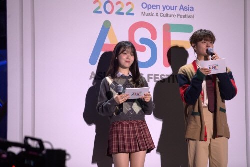 2022 아시아송 페스티벌에서 한국어, 영어 진행을 맡은 오마이걸 승희와 AB6IX 이대휘