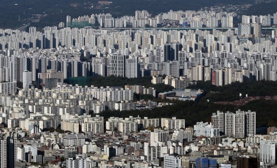 서울 송파구 롯데월드타워 전망대 서울스카이에서 바라본 아파트 단지. /사진=뉴스1