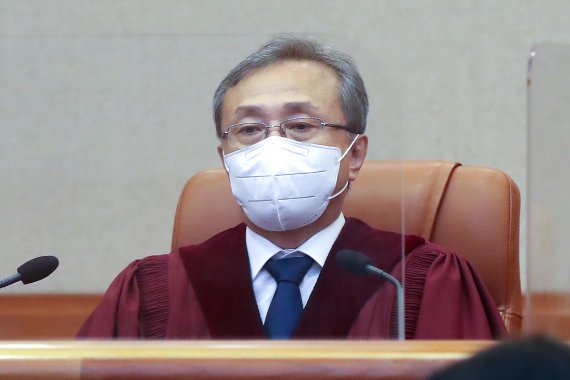 유남석 헌법재판소장이 27일 오후 서울 종로구 헌법재판소 대심판정에서 위헌법률심판제청 건에 대한 선고를 앞두고 있다. 2022.10.27/뉴스1 ⓒ News1 민경석 기자
