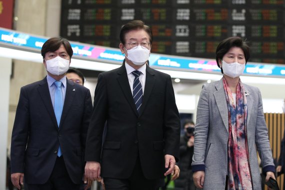 [서울=뉴시스] 국회사진기자단 = 이재명 더불어민주당 대표가 27일 서울 여의도 한국거래소로 금융위기 대책 마련 긴급 현장점검을 위해 들어서고 있다. 뉴시스