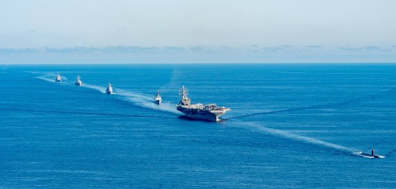 한·미·일 대잠전 훈련에 참가한 전력들이 30일 동해 공해상에서 기동훈련을 하고 있다. 오른쪽부터 미국 원자력추진 잠수함 아나폴리스함(SSN), 미국 원자력추진 항공모함 로널드 레이건함(CVN), 한국 구축함 문무대왕함(DDH-II), 일본 구축함 아사히함(DD), 미국 이지스구축함 벤폴드함(DDG), 미국 순양함 첸슬러스빌함(CG). 사진=해군 제공