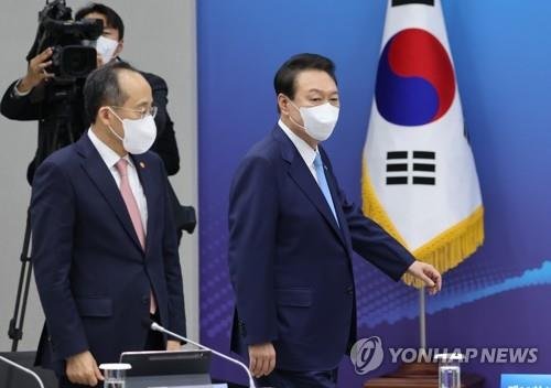 주택시장 정상화 위해 금융규제 푼다…15억 초과도 대출 허용(종합) 비상경제민생회의 참석하는 윤석열 대통령 (서울=연합뉴스) 서명곤 기자 = 윤석열 대통령이 27일 오후 서울 용산 대통령실 청사에서 열린 제11차 비상경제민생회의에 입장하고 있다. 2022.10.27 seephoto@yna.co.kr (끝)