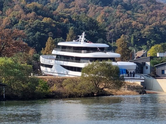 27일 경기 가평군 북한강변에 전기추진 기술이 도입된 440톤급 친환경 유람선인 HJ크루즈가 보인다. 2022.10.27./뉴스1 양희문 기자