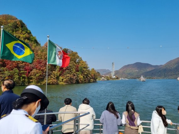 27일 오후 가평군 천년뱃길 시범운항 여객선에서 탑승객들이 북한강과 가을 옷을 입은 산을 보고 있다.2022.10.27./ⓒ 뉴스1 양희문 기자
