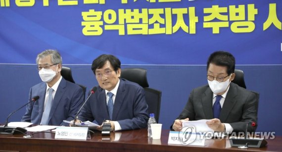 서훈·노영민·박지원, '서해 공무원 사건' 기자회견 서훈·노영민·박지원, '서해 공무원 사건' 기자회견 (서울=연합뉴스) 이정훈 기자 = 노영민 전 대통령비서실장이 27일 오전 국회 의원회관에서 더불어민주당 윤석열정권정치탄압대책위원회 주최로 열린 서해 공무원 피격 사건 및 흉악범죄자 추방 사건 관련 기자회견에서 발언하고 있다. 왼쪽부터 서훈 전 국가안보실장, 노영민 전 대통령비서실장, 박지원 전 국가정보원장. 2022.10.27 [국회사진기자단] uwg806@yna.co.kr (끝)