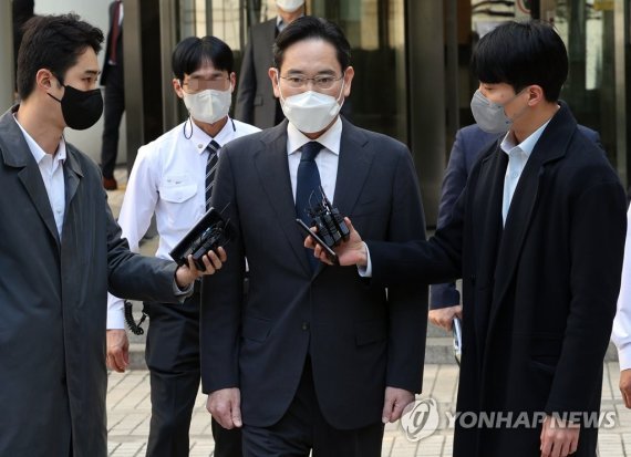 공판에 출석 중인 이재용 삼성전자 회장이 27일 점심 식사를 위해 서울중앙지법을 나서고 있다. 삼성전자 이사회는 이날 이 부회장의 회장 승진 안건을 의결했다. /사진=연합뉴스