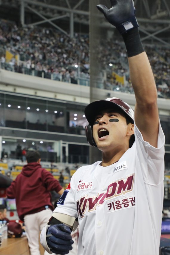 27일 오후 서울 고척스카이돔에서 열린 프로야구 플레이오프 3차전 LG 트윈스와 키움 히어로즈와의 경기 7회말 2사 주자없는 상황에서 1점홈런을 친 키움 이정후가 기뻐하고 있다. 사진=뉴스1