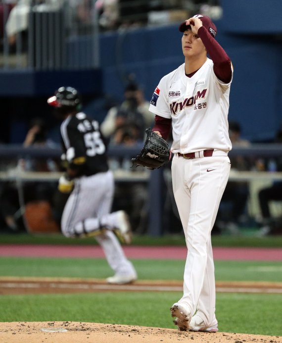 27일 오후 서울 구로구 고척스카이돔에서 열린 '2022 신한은행 SOL KBO 포스트시즌' 플레이오프 3차전 LG 트윈스와 키움 히어로즈의 경기, 키움 선발 안우진이 3회초 1사 LG 채은성에게 솔로홈런을 허용 후 아쉬워하고 있다. 2022.10.27/뉴스1 ⓒ News1 김진환 기자