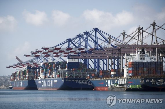 미국 롱비치항의 컨테이너선 epa10182571 Container ships are docked at the Los Angeles and Long Beach Ports in Long Beach, California, USA, 13 September 2022. EPA/CAROLINE BREHMAN