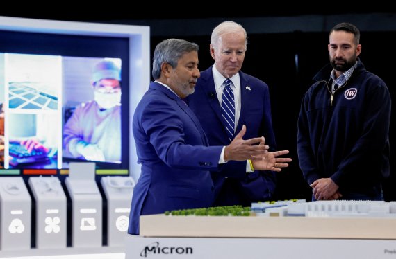 지난 10월 27일 미국 뉴욕주 시큐러스에서 산제이 메흐로트라 마이크론 최고경영자(CEO·왼쪽)가 조 바이든 미국 대통령(가운데)에게 신공장 건설에 대해 설명하고 있다.로이터뉴스1