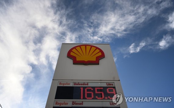 석유메이저 셸 epa10268787 A Shell sign at a Shell petrol station in London, Britain, 27 October 2022. Shell has reported profits of some 9.5 billion US dollars for the period from July to September, nearly doubling its earnings from the same time last year. Calls for a windfall tax continue to grow as oil