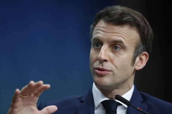 [브뤼셀(벨기에)=AP/뉴시스] 에마뉘엘 마크롱 프랑스 대통령이 지난 18일(현지시간) 벨기에 브뤼셀에서 열린 EU 아프리카 정상회의에서 기자회견 하고 있다. 2022.02.21.