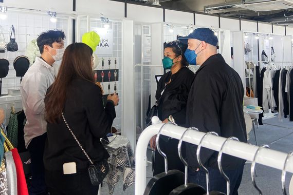 패션코드 2023 S/S에서 바이어와 비즈니스 수주 상담을 진행하고 있다. /사진=한국콘텐츠진흥원