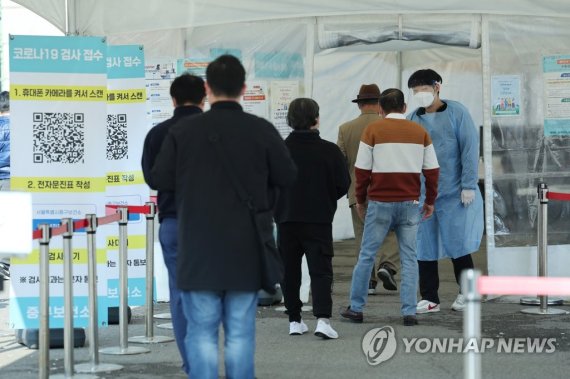 코로나19 선별진료소 신규 확진 3만4천987명 (서울=연합뉴스) 임화영 기자 = 코로나19 신규 확진자가 3만4천987명 발생한 27일 오후 서울역 임시선별검사소에서 피검자들이 줄을 서 있다. 2022.10.27 hwayoung7@yna.co.kr (끝)
