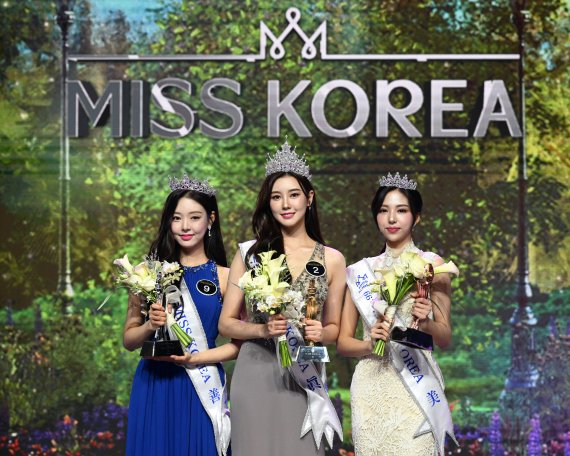 [서울=뉴시스] 2022년도 제66회 미스코리아 선발대회가 26일 서울 이태원 블루스퀘어 마스타홀에서 열린 가운데 진 이승현(고려대 경제학과 23), 선 유시은(연성대 항공서비스학과 25), 미 김고은(인천공업전문대 항공운항과 22)이 선발됐다. 왼쪽부터 유시은, 이승현, 김고은. (사진=한국일보 제공) 2022.10.27. photo@newsis.com *재판매 및 DB 금지