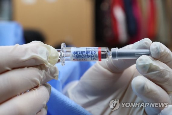 이번 겨울 독감 막아줄 백신 이번 겨울 독감 막아줄 백신 (서울=연합뉴스) 신현우 기자 = 18일 오후 서울역 희망지원센터에서 열린 주거취약계층 대상 독감 예방접종에서 의료진이 독감 백신을 들어올려 보이고 있다. 서울특별시가 주최한 이번 접종은 다국적 제약사 사노피, 서울의료원, 서울시나눔진료봉사단, 행동하는의사회 등과 협업해 진행된다. 2022.10.18 nowwego@yna.co.kr (끝)