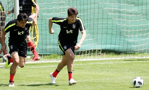 2018 러시아월드컵에 출전하는 축구대표팀 주장 기성용과 구자철이 5일 오전(현지시간) 사전 캠프지인 오스트리아 잘츠부르크 근교 레오강(Leogang) 스타인베르그 스타디움에서 실전을 방불케 하는 공수 훈련을 하고 있다. 2018.6.5/뉴스1 ⓒ News1 오대일 기자