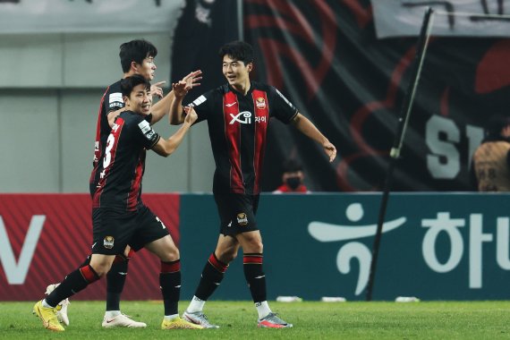 FC서울 기성용이 27일 서울 마포구 상암동 서울월드컵경기장에서 열린 2022하나원큐 FA컵 결승 1차전 전북현대와의 경기에서 선취골을 성공시킨뒤 동료들과 기쁨을 나누고 있다. 2022.10.27/뉴스1 ⓒ News1 이광호 기자