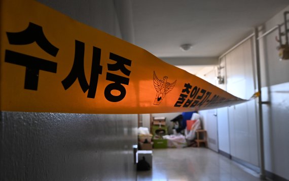 [광명=뉴시스] 김종택기자 = 어머니와 10대 자녀 2명 등 3명이 숨진 채 발견된 경기도 광명시 소하동 한 아파트 현관 앞에 26일 오전 폴리스 라인이 설치돼 있다. 2022.10.26. jtk@newsis.com