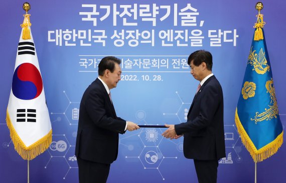 [서울=뉴시스] 홍효식 기자 = 윤석열 대통령이 28일 서울 용산 대통령실 청사에서 열린 국가과학기술 자문회의 제1회 전원회의에서 이우일 한국과학기술단체총연합회장에게 부의장 위촉장을 수여하고 있다. 2022.10.28. yesphoto@newsis.com