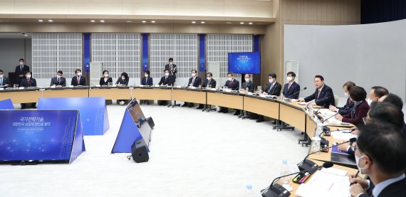[서울=뉴시스] 홍효식 기자 = 윤석열 대통령이 28일 서울 용산 대통령실 청사에서 열린 국가과학기술 자문회의 제1회 전원회의를 주재하고 있다. 2022.10.28. yesphoto@newsis.com