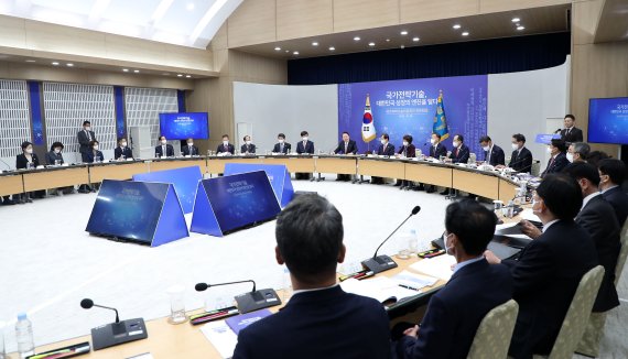 [서울=뉴시스] 홍효식 기자 = 윤석열 대통령이 28일 서울 용산 대통령실 청사에서 열린 국가과학기술 자문회의 제1회 전원회의를 주재하고 있다. 2022.10.28. yesphoto@newsis.com