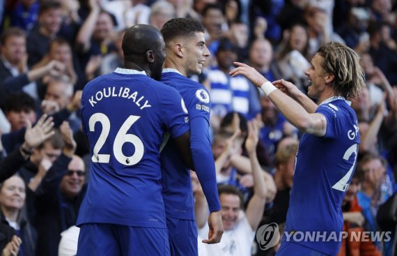 김민재의 '전임자' 칼리두 쿨리발리 Soccer Football - Premier League - Chelsea v Wolverhampton Wanderers - Stamford Bridge, London, Britain - October 8, 2022 Chelsea's Kai Havertz celebrates scoring their first goal with Kalidou Koulibaly and Conor Gallagher Action Images via Reuters/John Sibley EDITORIAL USE ONLY.