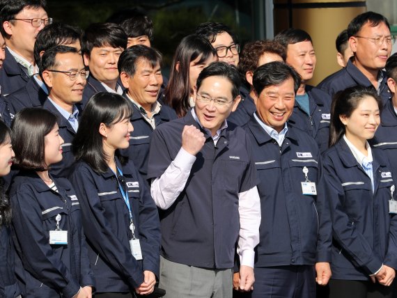 이재용 삼성전자 회장이 28일 오후 광주 광산구 평동산업단지에 있는 협력회사를 방문해 기념촬영을 하면서 파이팅 구호를 제안하고 있다. 이 회장은 이날 협력회사 방문에 앞서 삼성전자 광주사업장을 찾았다. /연합뉴스