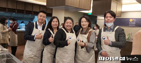 지난 25일 중국 베이징에서 개최된 '엔데믹 시대의 변화하는 인천공항과 한국관광 세미나'에서 공사 중국사무소 엄영희 소장(오른쪽 두번째)이 한국 요리 체험 행사에 참가한 중국 여행업계 관계자들과 기념 촬영을 하고 있다. 인천국제공항공사 제공