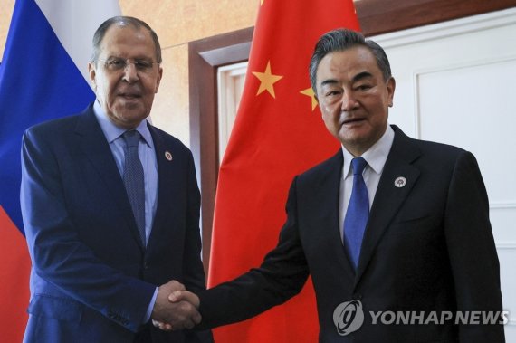 악수하는 중국-러시아 외교부 장관 악수하는 중국-러시아 외교부 장관 (프놈펜 AP=연합뉴스) 5일(현지시간) 캄보디아 프놈펜에서 열린 제12회 동아시아정상회의(EAS) 외교장관 회의에서 세르게이 라브로프 러시아 외교부 장관(왼쪽)과 왕이 중국 외교부장이 악수하고 있다. [러시아 외교부 공보실 제공] 2022.8.5 alo95@yna.co.kr (끝)