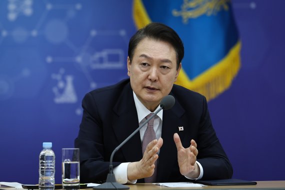 尹 "우수 연구자 가로막은 연구기관 블라인드 채용 폐지"(종합)