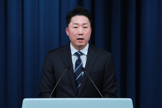 이재명 부대변인이 28일 오후 용산 대통령실에서 국가과학기술 자문회의, 전국 시장·군수·구청장 초청 오찬간담회, NSC 상임위원회 관련 브리핑을 하고 있다. 2022.10.28/뉴스1 ⓒ News1 안은나 기자