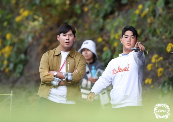 KLPGA투어 대회장을 찾은 김주형과 김시우. [KLPGA 제공. 재판매 및 DB 금지]