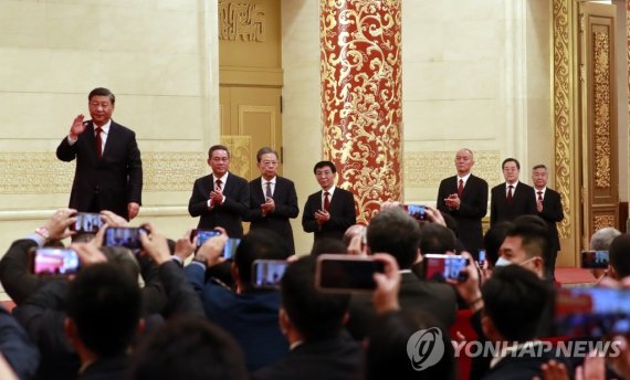 시진핑 중국 국가주석이 23일 공산당 총서기 및 정치국 상무위원회(상무위) 구성원을 뽑는 당 20기 중앙위원회 1차 전체회의(1중전회)를 마친 뒤, 베이징 인민대회당에서 열린 신임 상무위 기자회견장에 리창, 자오러지, 왕후닝, 차이치, 딩쉐샹, 리시 등 새 최고지도부와 함께 입장하고 있다. 사진=연합뉴스