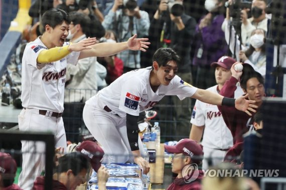 기뻐하는 키움 기뻐하는 키움 (서울=연합뉴스) 김주성 기자 = 28일 서울 고척스카이돔에서 열린 2022 프로야구 플레이오프 4차전 LG 트윈스와 키움 히어로즈의 경기. 키움 이정후 등 선수들이 7회말 1사 1, 3루 상황에서 푸이그의 적시타로 득점한 이용규를 반기며 기뻐하고 있다. 2022.10.28 utzza@yna.co.kr (끝)