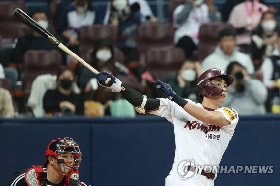 이정후 안타 이정후 안타 (서울=연합뉴스) 신현우 기자 = 28일 서울 고척스카이돔에서 열린 2022 프로야구 플레이오프 4차전 LG 트윈스와 키움 히어로즈의 경기. 1회말 1사 1루 키움 이정후가 안타를 쳐내고 있다. 2022.10.28 nowwego@yna.co.kr (끝)